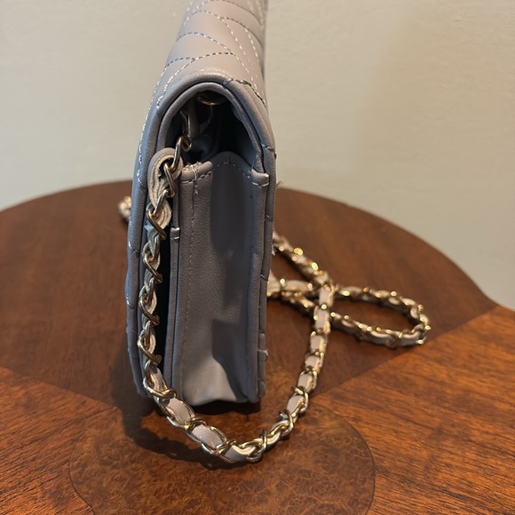 Bebe   Crossbody bag  quilted front and back  vegan leather  gray/ gold tone EUC - Picture 6 of 16